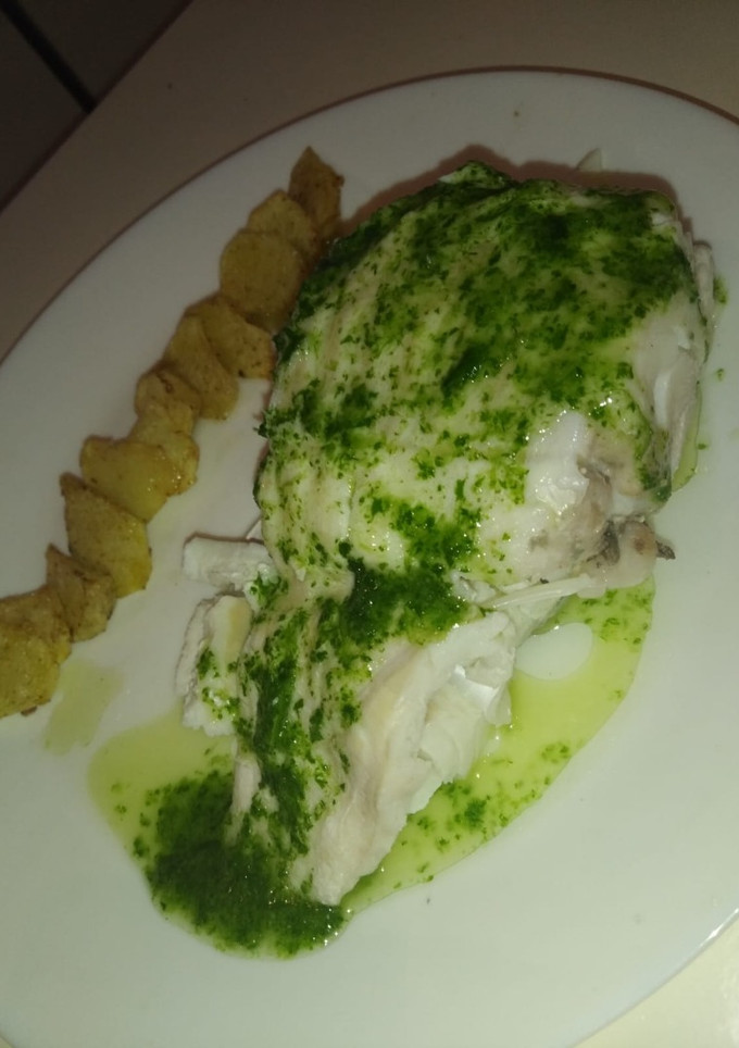 Una foto de Bacalao en salsa verde con patatas bravas