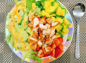 Hình của món Tối healthy với salad gà trộn quả bơ.