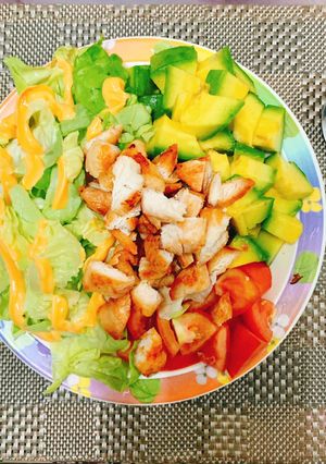 Hình của món Tối healthy với salad gà trộn quả bơ.