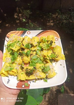 A picture of Khandvi.