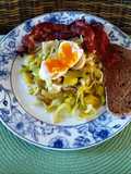 Eier auf Porree mit Bacon