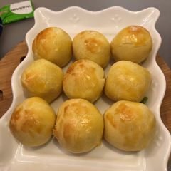 A picture of Pineapple tart.