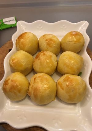 A picture of Pineapple tart.