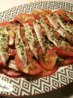 Una foto de Ensalada timbal, de boquerones en vinagre y tomates