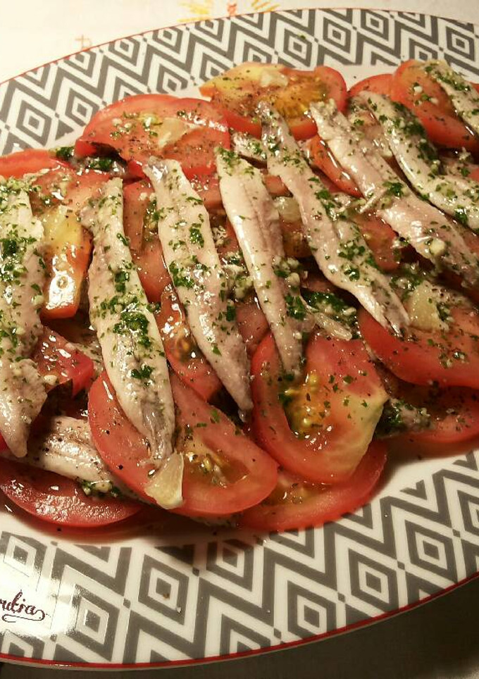 Una foto de Ensalada timbal, de boquerones en vinagre y tomates