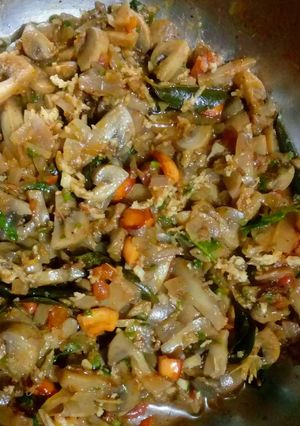 காளான் உலர் - ரோட்டஸ் / சாபடிஸ் ஒரு Sauteed சைட் டிஷ் செய்முறை முக்கிய புகைப்படம்
