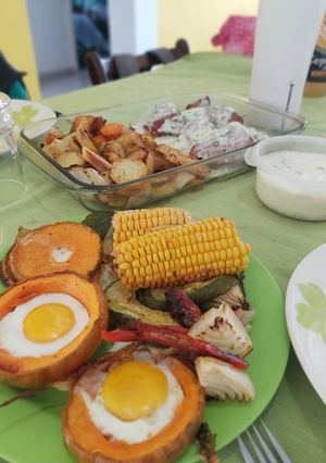 Una foto de Carne al horno con verduras y crema de verdeo 🍽🥩🌽🥔🥕