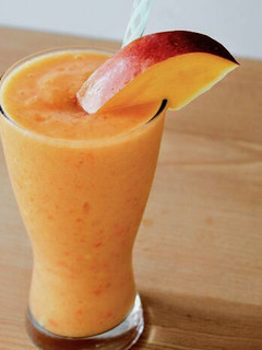 Una foto de Smoothie de melocotón🍑 y fresa🍓