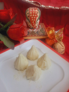 मावा मोदक (mawa modak recipe in Hindi) रेसिपी मुख्य फोटो