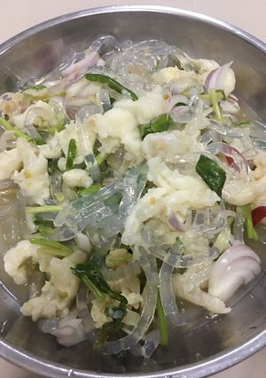 รูปของ ยำตีนไก่เส้นบุก”
