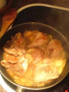Una foto de Pollo en salsa aromática con patatas estilo chef