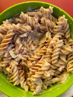 Una foto de Fusilli de lentejas rojas con salsa carbonara