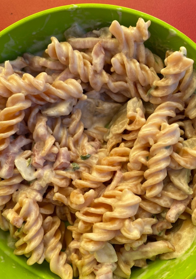 Una foto de Fusilli de lentejas rojas con salsa carbonara