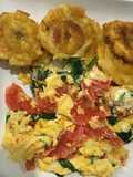 Espinacas y col tiernas rizada en huevos