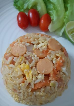 รูปของ "ข้าวผัดไส้กรอก" Sausage Fried Rice🍳🍚🍅🧅🥕