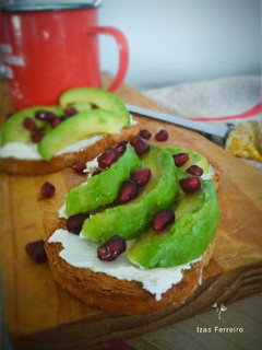 Una foto de Tosta de queso, aguacate y granada