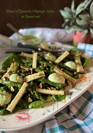 Une photo de Epinards, asperges vertes et pistaches au yaourt vert