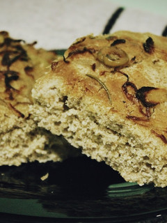 Una foto de Focaccia de cebolla y aceitunas