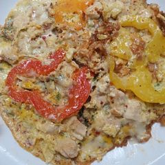 A picture of Cheesy chicken n bell peppers omelet.