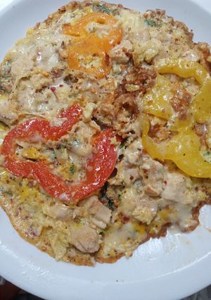 A picture of Cheesy chicken n bell peppers omelet.