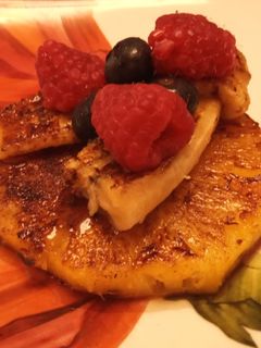 Una foto de Piña con plátano a la plancha con canela y azúcar moreno