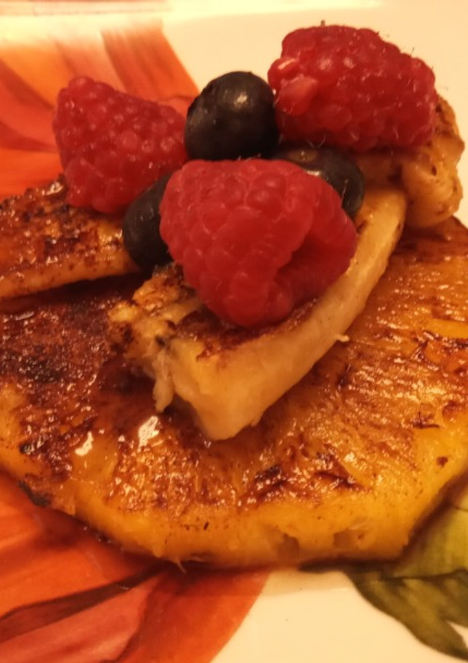 Una foto de Piña con plátano a la plancha con canela y azúcar moreno