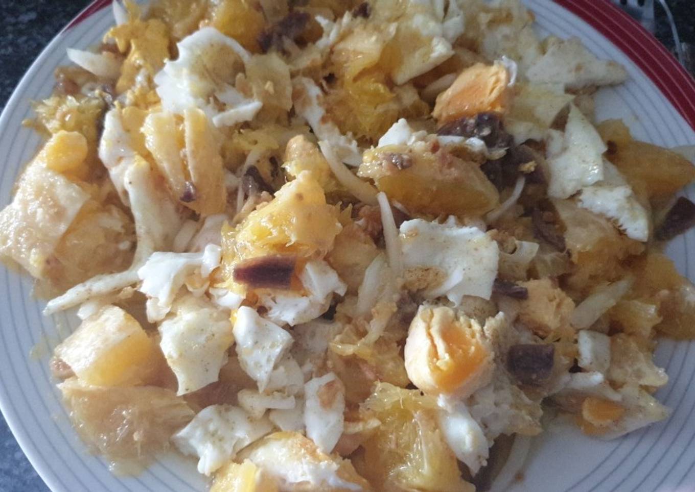 Picadillo de naranja con anchoas y huevos fritos