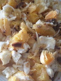 Una foto de Picadillo de naranja con anchoas y huevos fritos