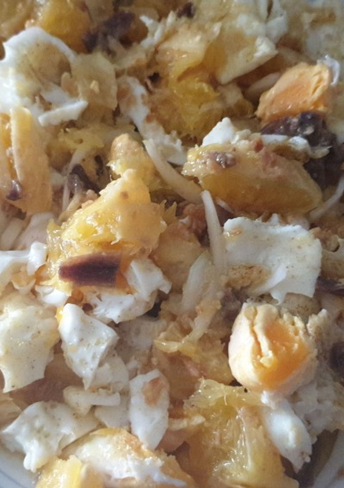 Una foto de Picadillo de naranja con anchoas y huevos fritos