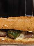 Bocata de butifarra con pimientos y queso tetilla