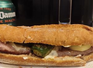 Una foto de Bocata de butifarra con pimientos y queso tetilla