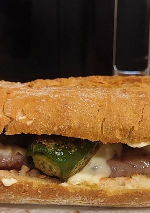 Foto principal de Bocata de butifarra con pimientos y queso tetilla