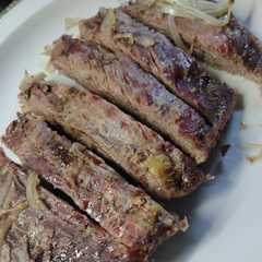 Una foto de Bife de vacío al horno con cebollas