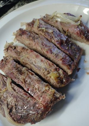 Una foto de Bife de vacío al horno con cebollas