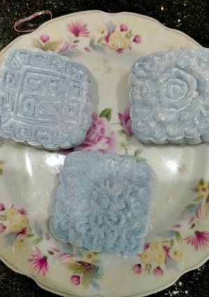 Hình của món Bánh trung thu dẻo hoa đậu biếc nhân táo đỏ.