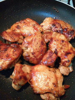 Una foto de Filete de muslos corto con salsa bbq casera