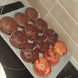 Muffins σοκολάτας με φρούτα του δάσους και σιρόπι κεράσι