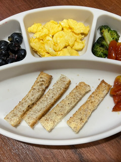 A picture of Toast & Scrambled Eggs for Kids BLW.