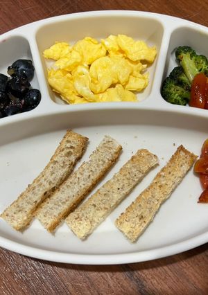A picture of Toast & Scrambled Eggs for Kids BLW.