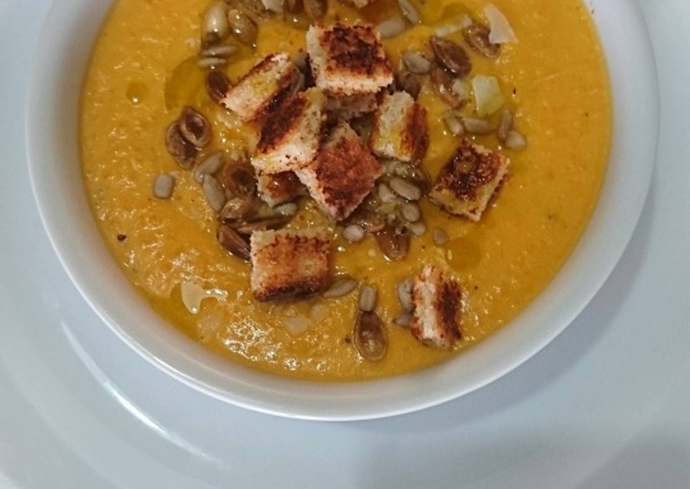 Sopa crema de calabaza, ajo y cebolla