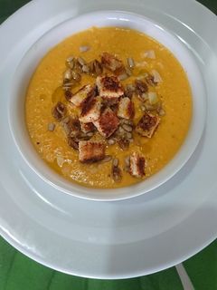 Una foto de Sopa crema de calabaza, ajo y cebolla