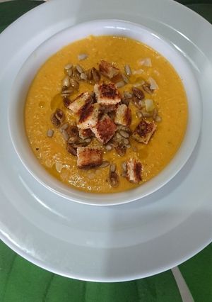Una foto de Sopa crema de calabaza, ajo y cebolla
