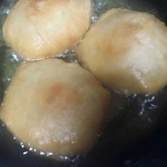 A picture of Kachori fry in karahi☺️.