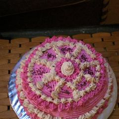 A picture of Vanilla cake decorate in whip cream.