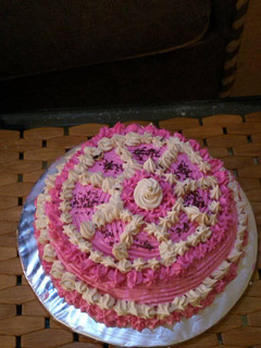 A picture of Vanilla cake decorate in whip cream.