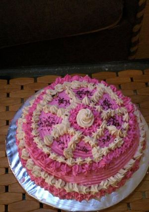 A picture of Vanilla cake decorate in whip cream.