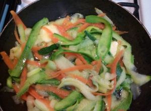Una foto de Calabacitas y zanahorias ralladas en mantequilla