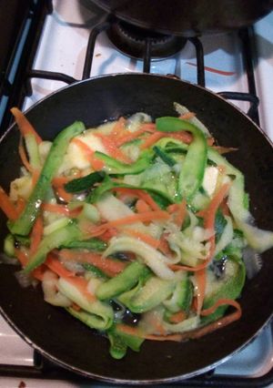 Una foto de Calabacitas y zanahorias ralladas en mantequilla
