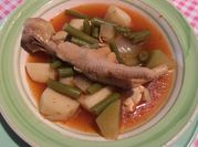 Una foto de caldo de pollo tradicional