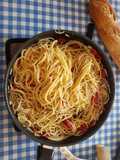 Spaghettis con gulas y pimientos de piquillo